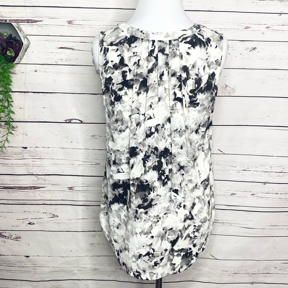 Apt 9 Sleeveless V Neck Blouse Top Size Small Black, White, & Gray Floral Print - Picture 6 of 9
